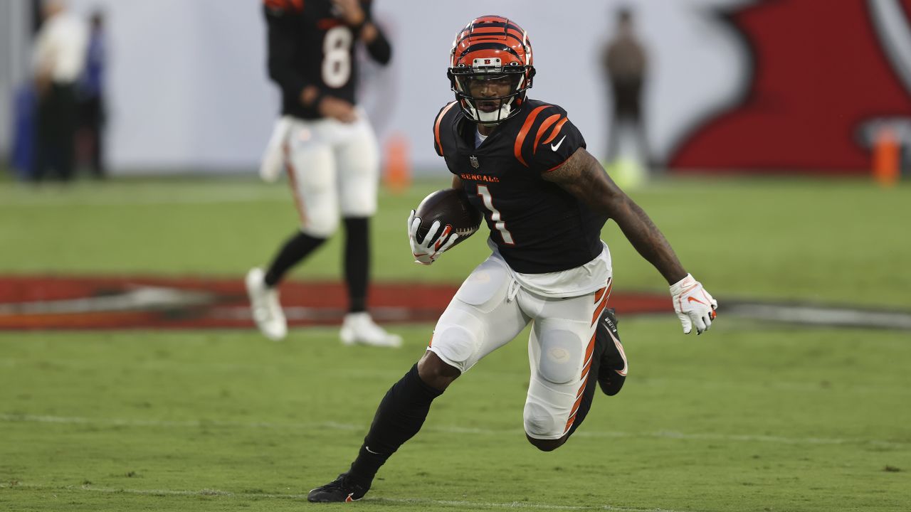 Cincinnati, OH, USA. 28th Oct, 2018. Tampa Bay Buccaneers wide receiver DeSean  Jackson (11) runs the ball after a catch in a game between the Pittsburgh  Steelers and the Cincinnati Bengals on