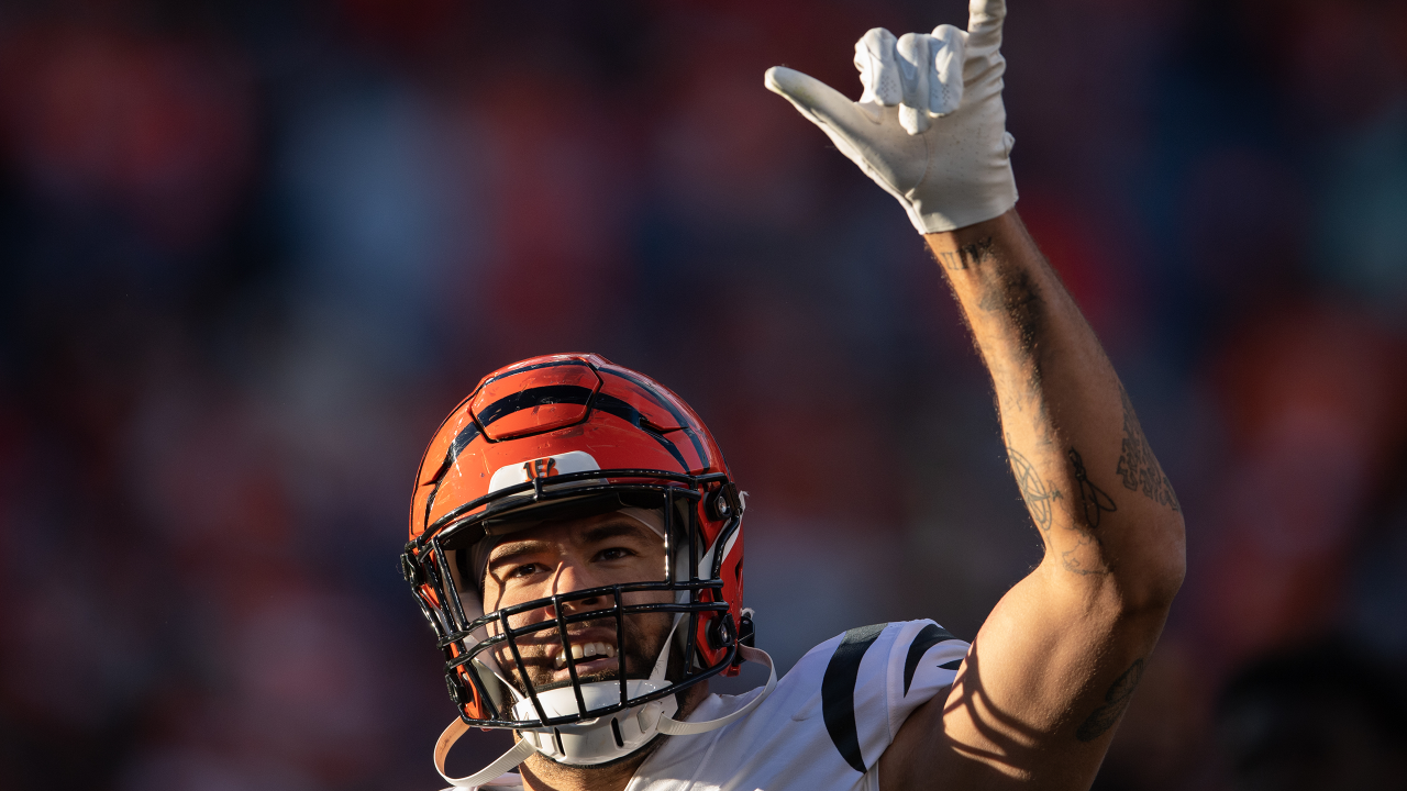 Bengals defensive end Trey Hendrickson extends sack streak, hurts back