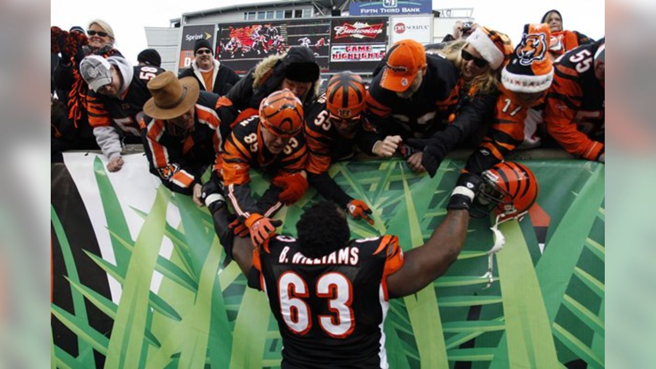 Cincinnati Bengals' Bobbie Williams (63) leaves Heinz Field after