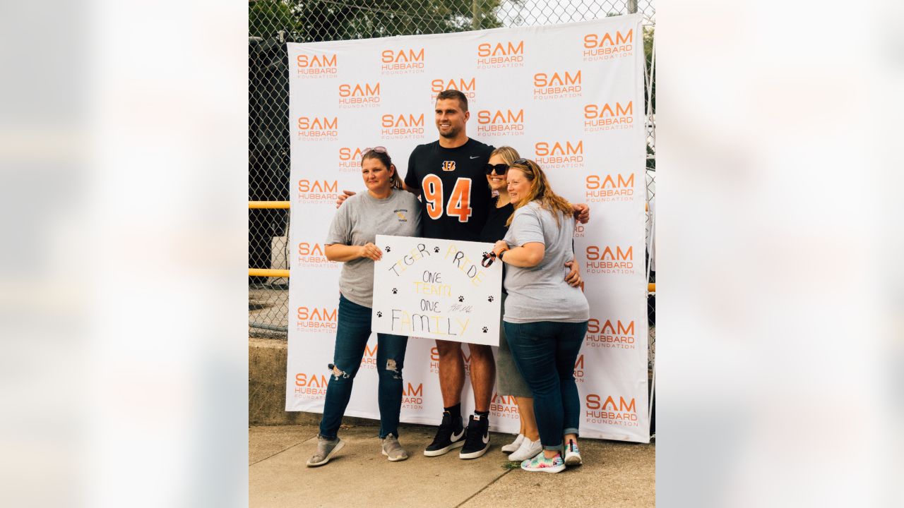 Bengals' Sam Hubbard distributing backpacks to students