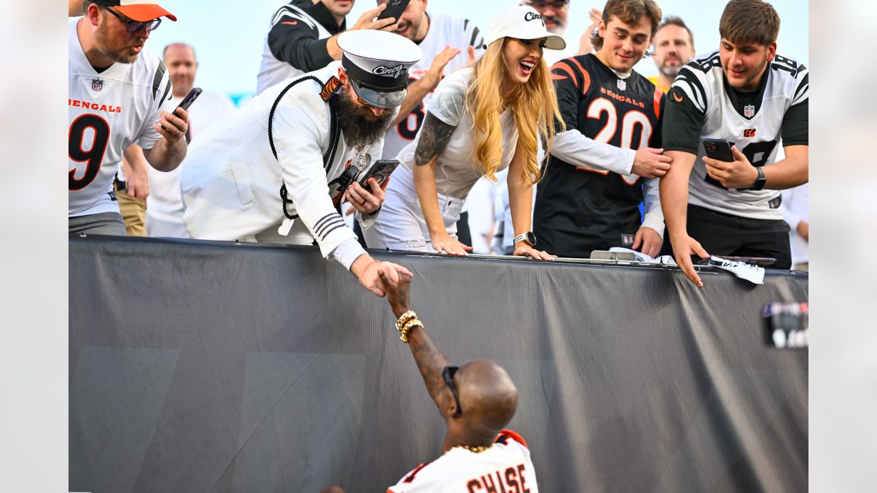 Fans cheer before the start of an NFL football game between the  Jacksonville Jaguars and Cincinnati Bengals Sunday, Sept. 17, 2023, in  Cincinnati. (AP Photo/Darron Cummings Stock Photo - Alamy