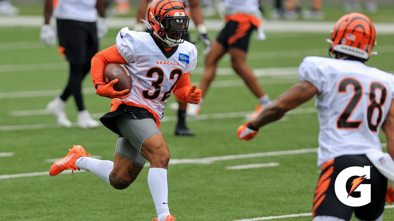 Cincinnati Bengals wide receiver Trent Taylor (11) carries the ball during  an NFL football game against the Carolina Panthers, Sunday, Nov. 6, 2022,  in Cincinnati. (AP Photo/Emilee Chinn Stock Photo - Alamy