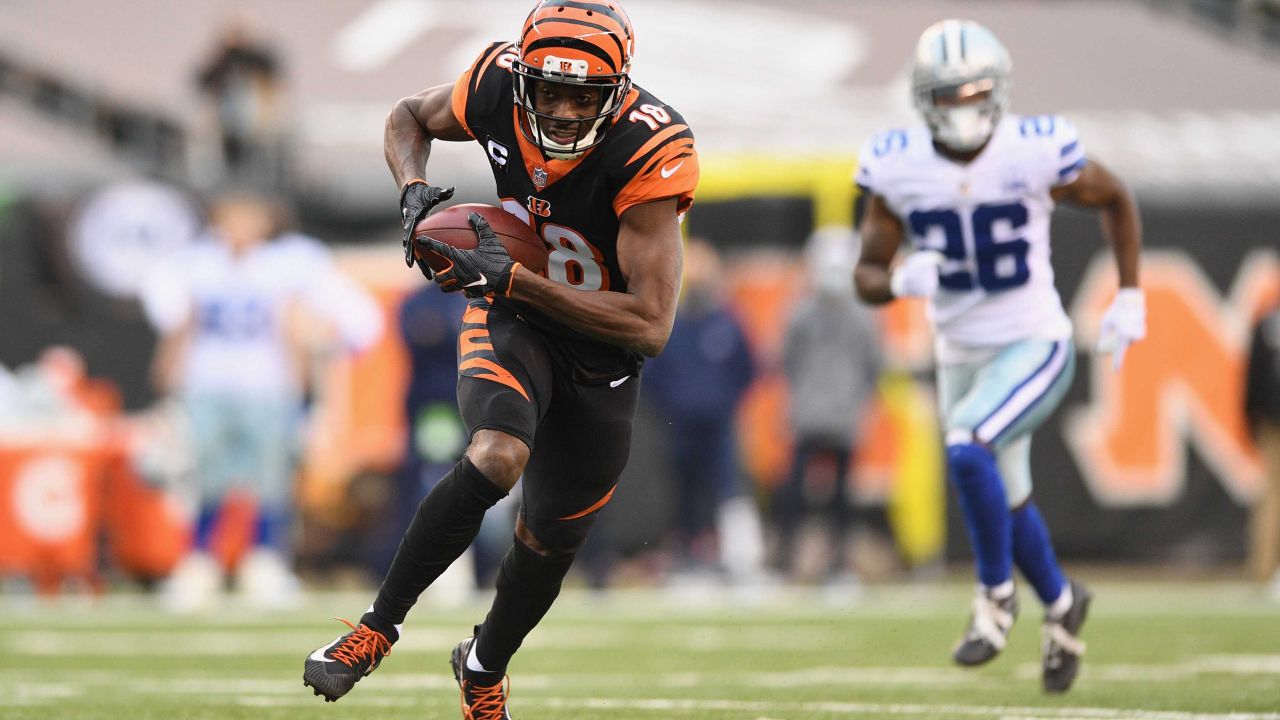 Cincinnati Bengals cornerback Tre Flowers (33) is seen during an NFL  football game against the Dallas Cowboys, Sunday, Sept. 18, 2022, in  Arlington, Texas. Dallas won 20-17. (AP Photo/Brandon Wade Stock Photo -  Alamy