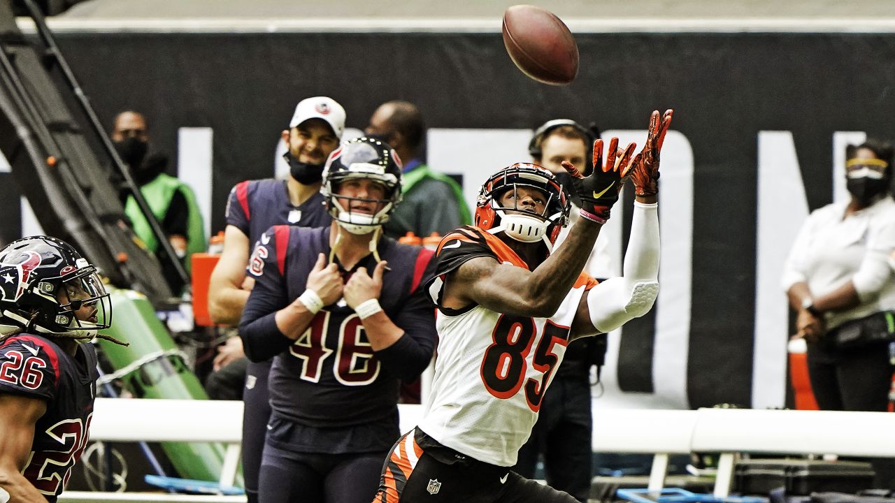 Cincinnati Bengals running back Samaje Perine (34) is seen during an NFL  football game against the Dallas Cowboys, Sunday, Sept. 18, 2022, in  Arlington, Texas. Dallas won 20-17. (AP Photo/Brandon Wade Stock Photo -  Alamy