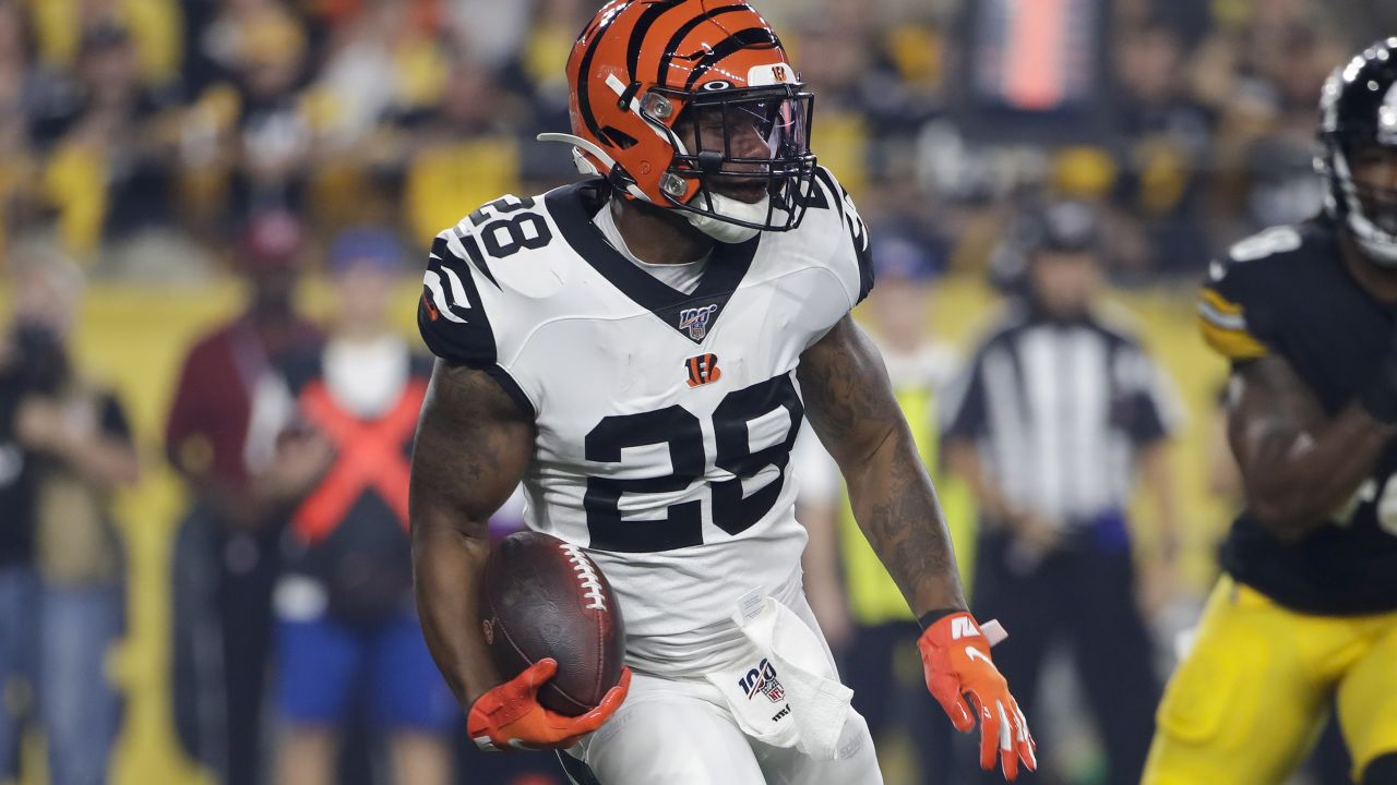 Cincinnati Bengals running back Joe Mixon (28) carries the ball during the  first half of an NFL football game against the Pittsburgh Steelers in  Pittsburgh, Monday, Sept. 30, 2019. (AP Photo/Don Wright