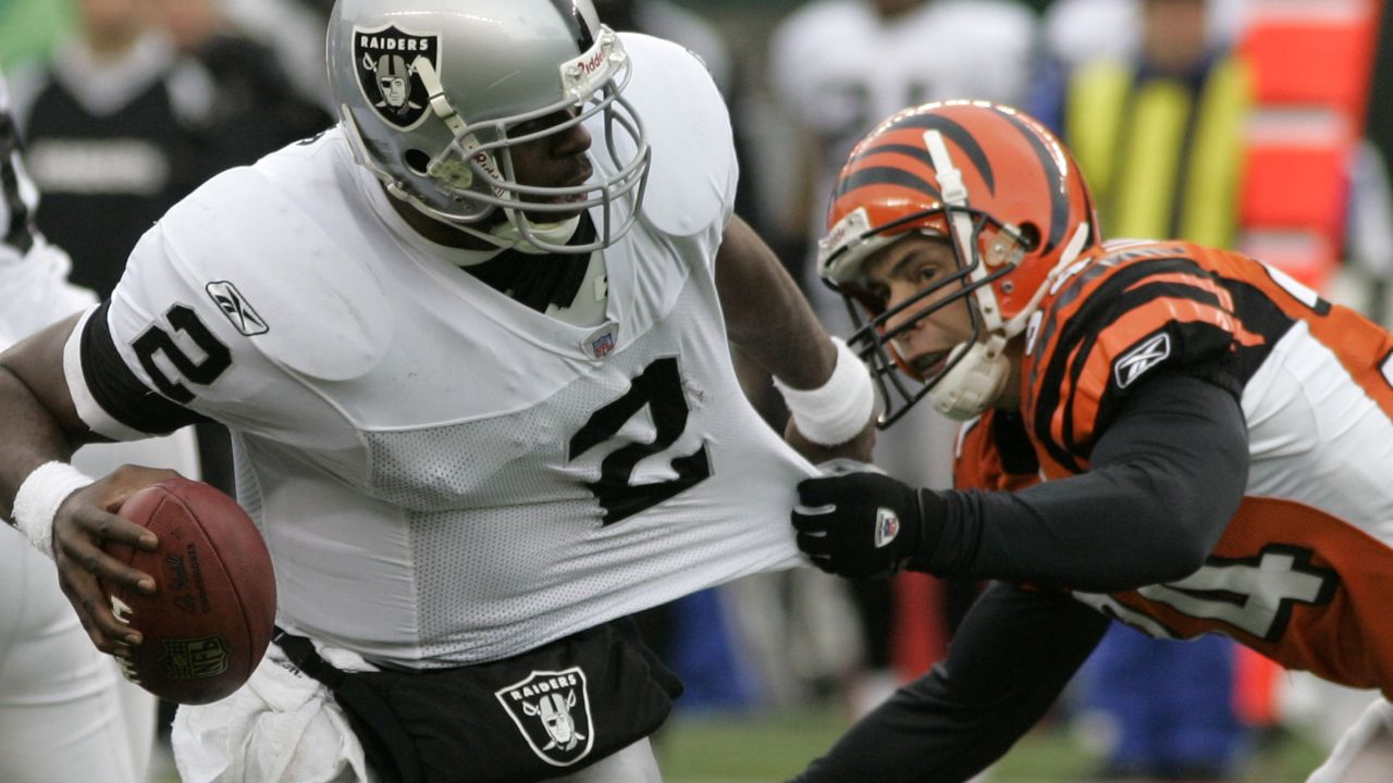 Oakland Raiders outside linebacker Vontaze Burfict (55) during NFL football  training camp Thurs …