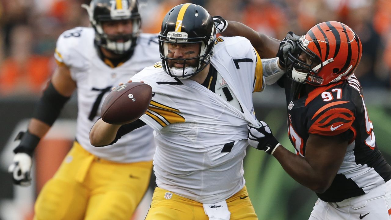 Pittsburgh Steelers quarterback Ben Roethlisberger (7) plays in an NFL  football game against the Cincinnati Bengals Sunday, Sept. 26, 2021, in  Pittsburgh. (AP Photo/Don Wright Stock Photo - Alamy