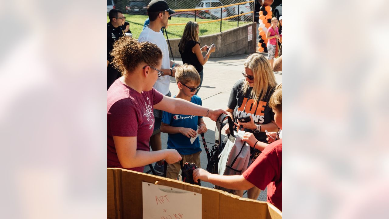 Bengals' Sam Hubbard distributing backpacks to students