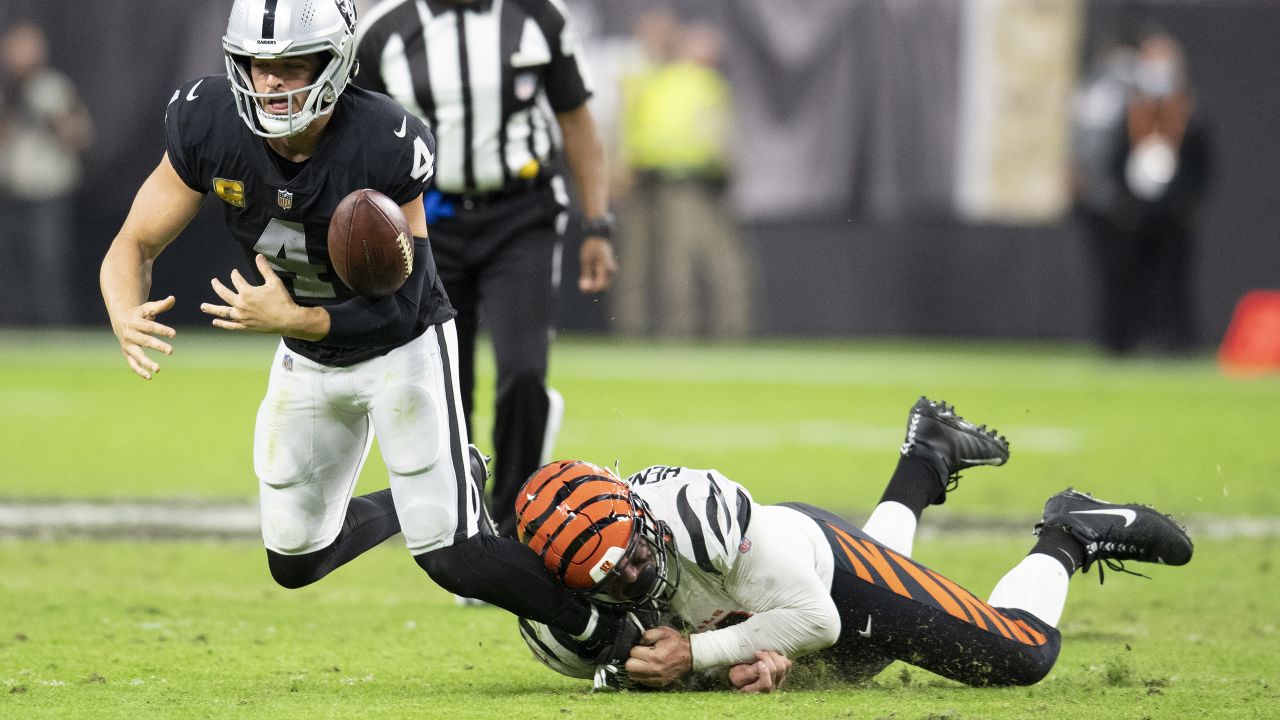 Raiders quarterback Derek Carr (4) is sacked by Cincinnati Bengals