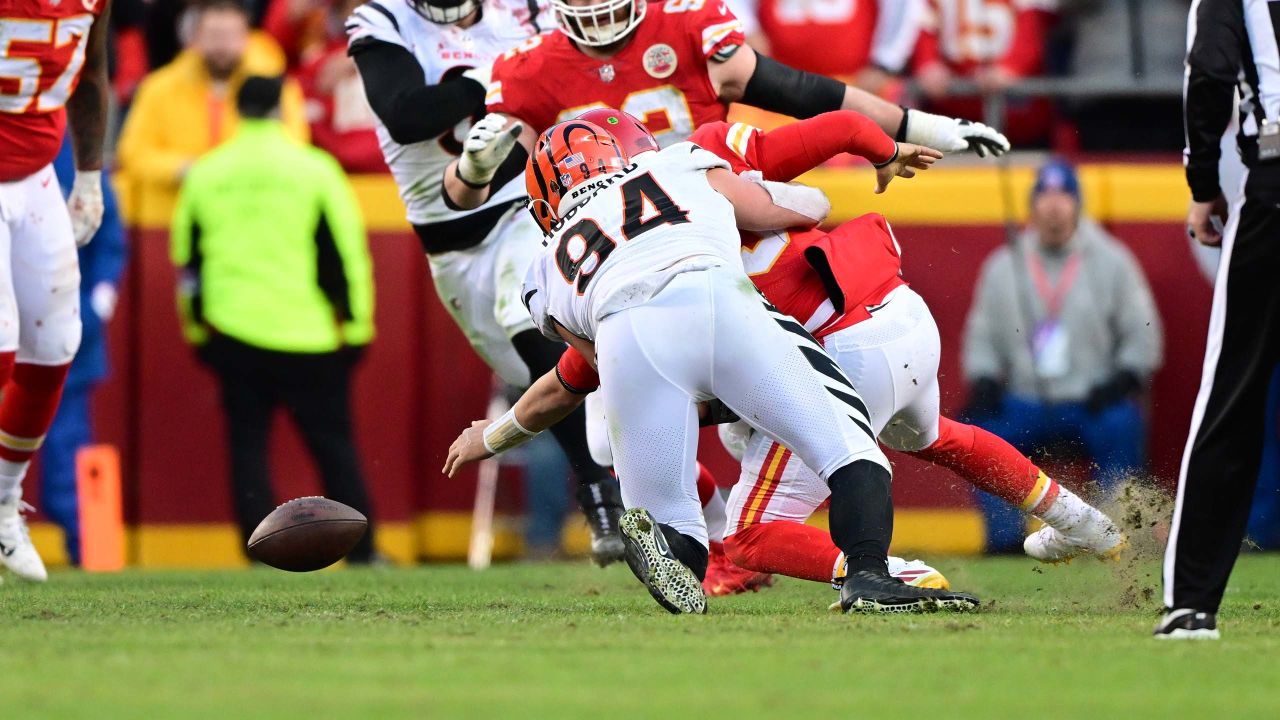 Last-second roughing call sets up Chiefs to win AFC title, deny Bengals  repeat - The Boston Globe