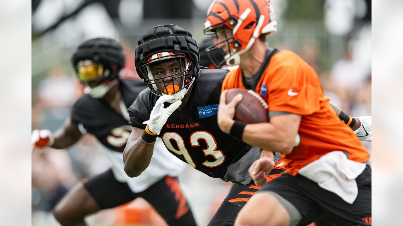 Cincinnati Bengals cornerback Mike Hilton (21) signs autographs during the  NFL football team's training camp, Thursday, July 27, 2023, in Cincinnati.  (AP Photo/Jeff Dean Stock Photo - Alamy