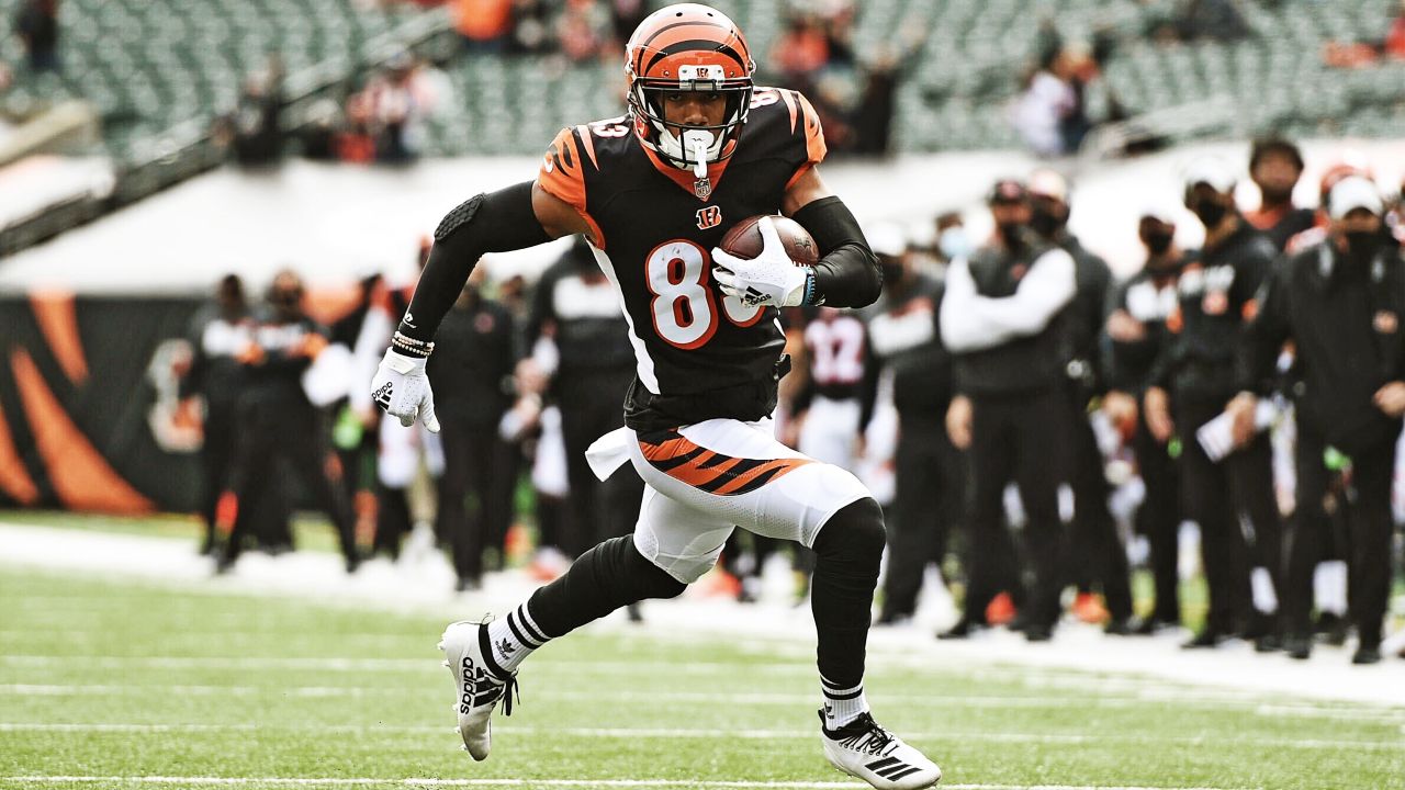 Cincinnati Bengals vs. Cleveland Browns. Fans support on NFL Game.  Silhouette of supporters, big screen with two rivals in background Stock  Photo - Alamy