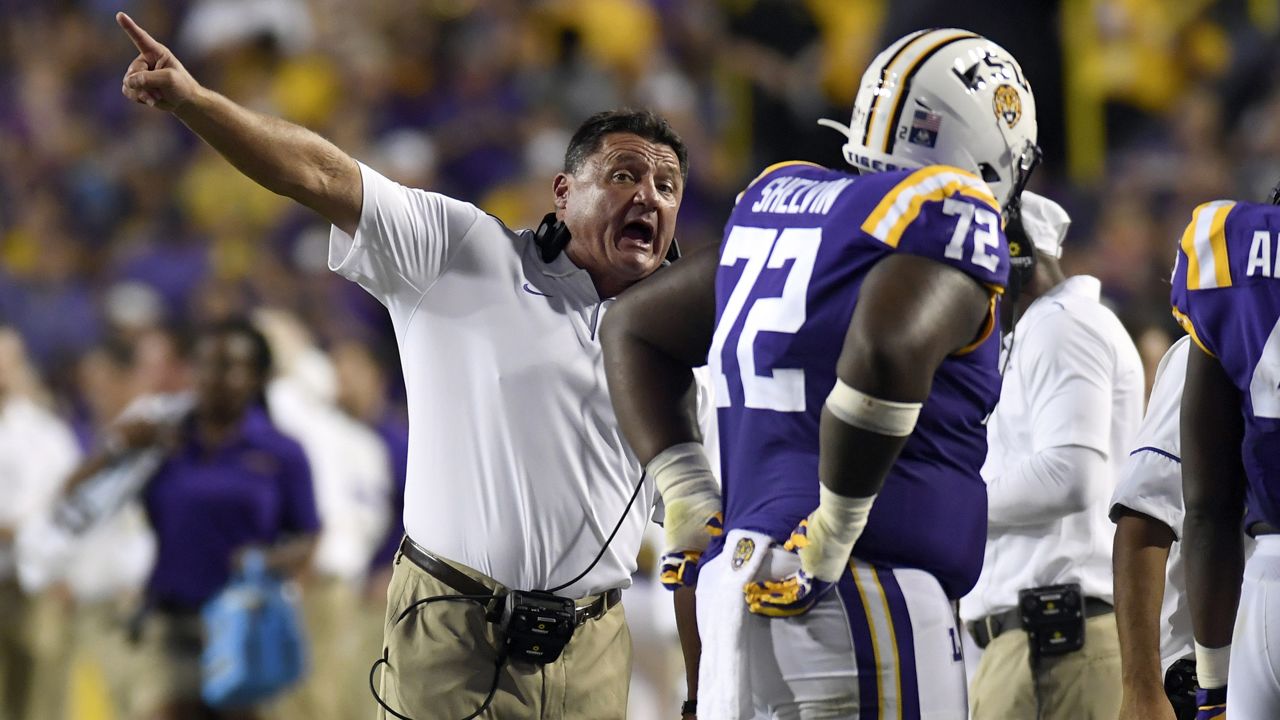 Joe Burrow, Bengals Teammate Tyler Shelvin Recreate Iconic LSU Photo