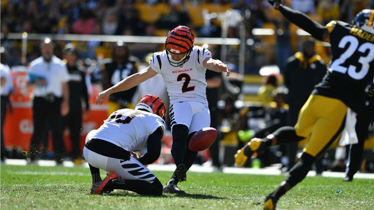 Cincinnati Bengals defensive end B.J. Hill (92) warms up before an NFL  football game against the Pittsburgh Steelers, Sunday, Sept. 26, 2021, in  Pittsburgh. (AP Photo/Justin Berl Stock Photo - Alamy