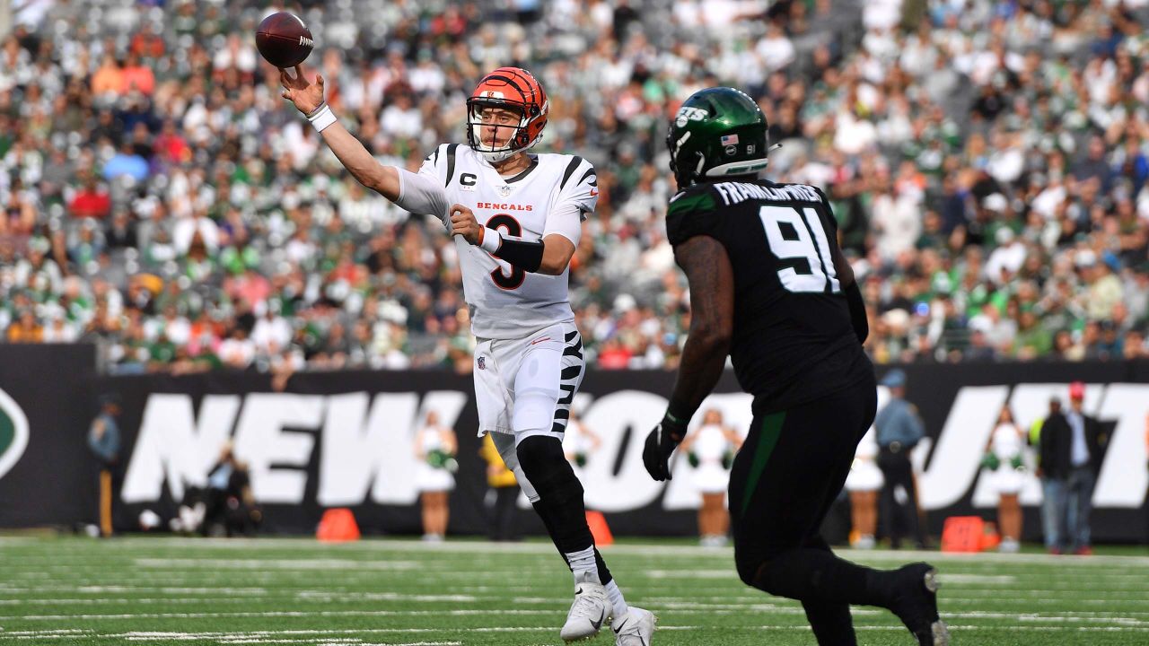 East Rutherford, New Jersey, USA: November 3, 2021, Cincinnati Bengals  defensive end Sam Hubbard (94) during a NFL football game against the New  York Jets at MetLife Stadium in East Rutherford, New