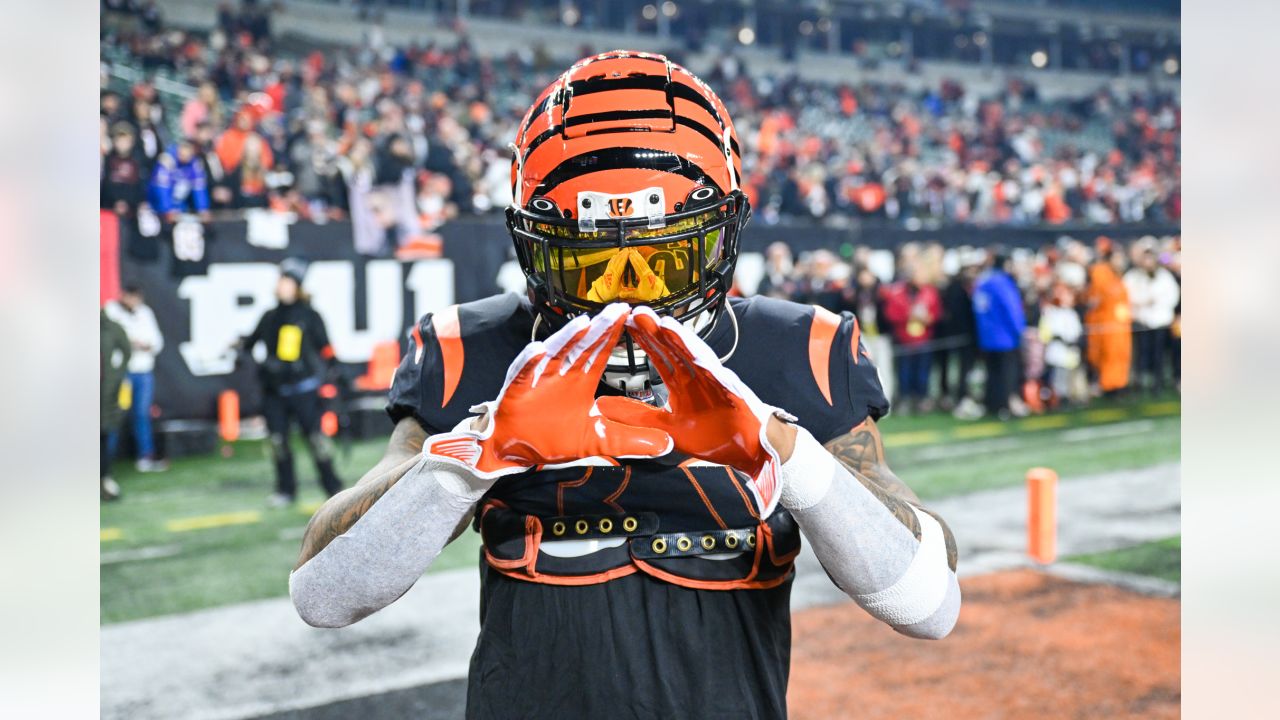 Cincinnati, United States. 16th Jan, 2023. Cincinnati Bengals quarterback Joe  Burrow (9) and Sam Hubbard (94) celebrate after defeating the Baltimore  Ravens 24-17 in their AFC Wild Card game at Paycor Stadium