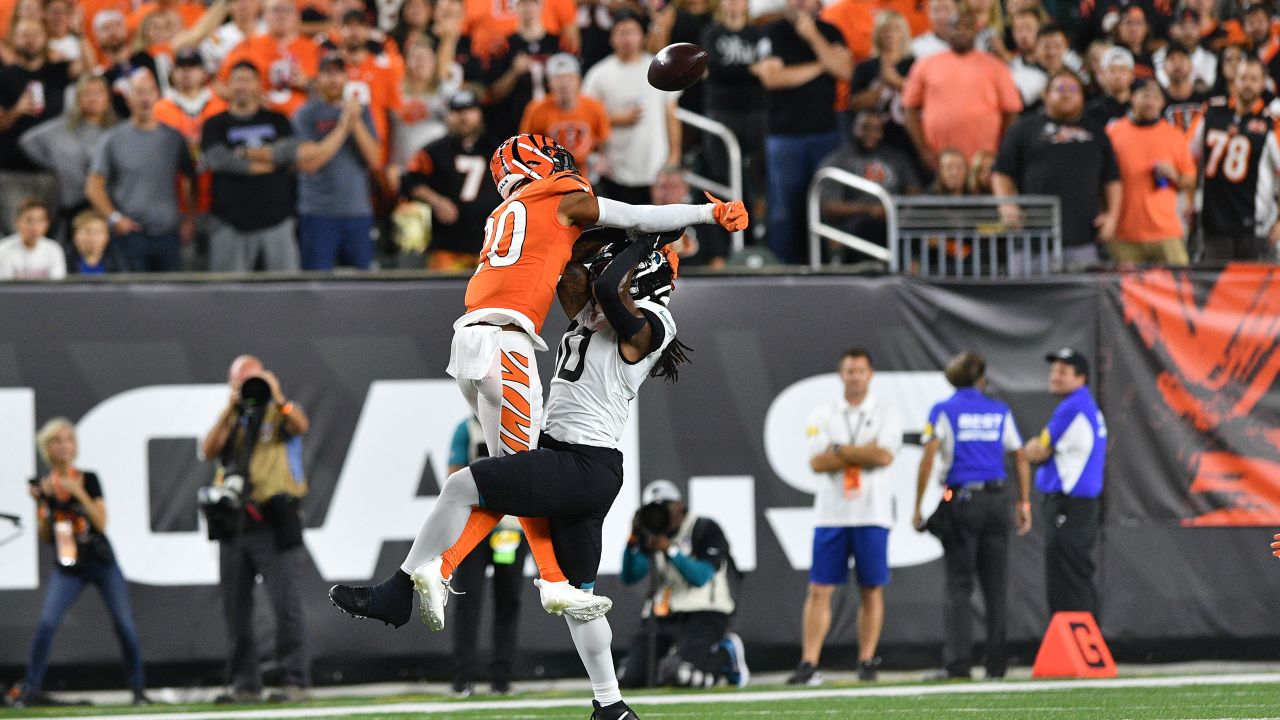 Cincinnati Bengals running back Joe Mixon mashes through Jacksonville  Jaguars for a physical goal-line touchdown