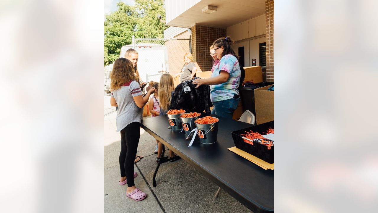 Bengals' Sam Hubbard gives 650 backpacks to students ahead of school year