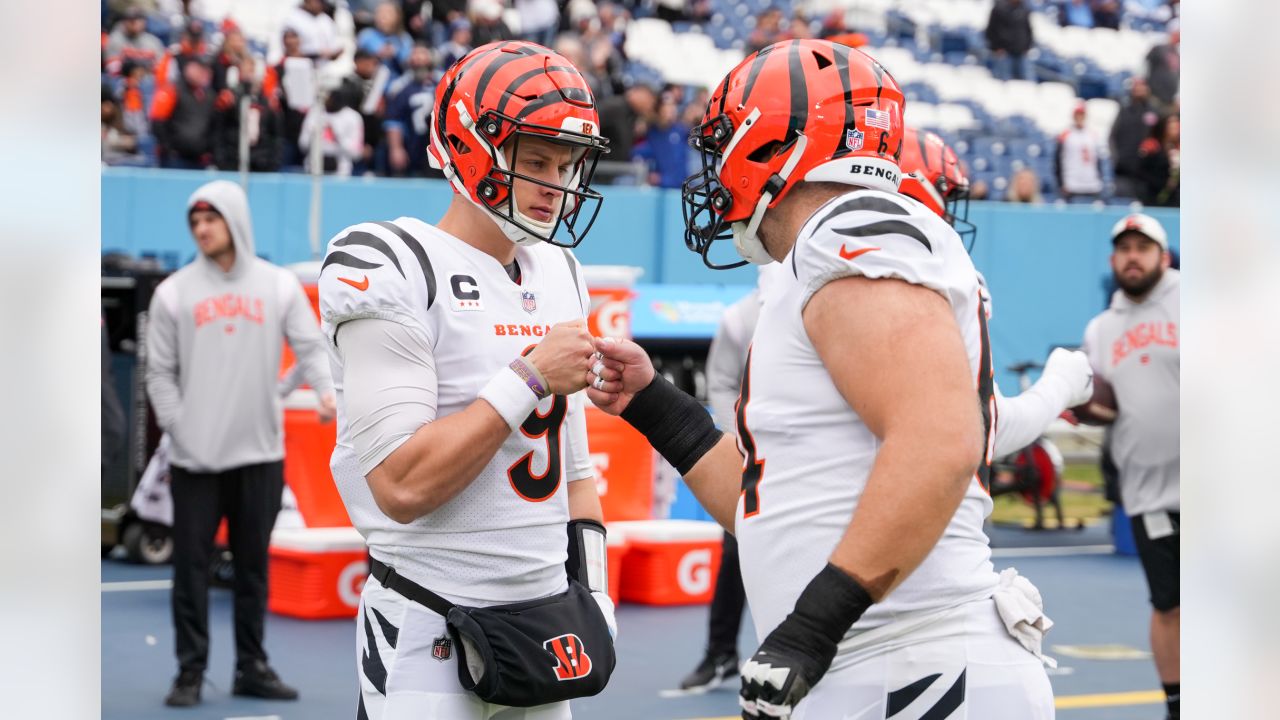 Joe Burrow kisses Evan McPherson after Bengals beat Titans at the