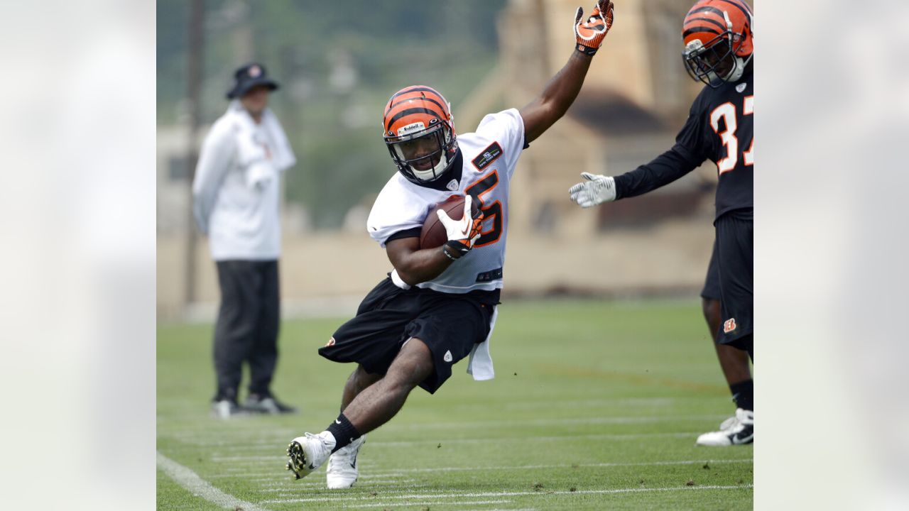 Ex-Bengals, Buccaneers RB Giovani Bernard retires after 10-year career 