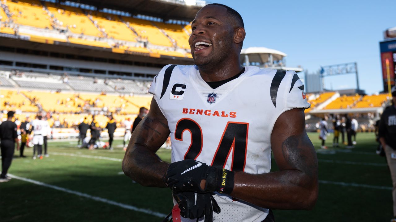 Cincinnati Bengals defensive end B.J. Hill (92) warms up before an NFL  football game against the Pittsburgh Steelers, Sunday, Sept. 26, 2021, in  Pittsburgh. (AP Photo/Justin Berl Stock Photo - Alamy