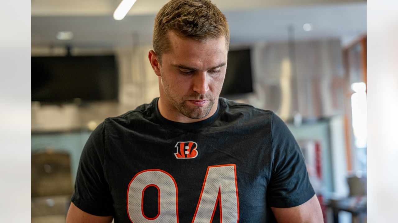 Bengals' Sam Hubbard passes out Thanksgiving meals to 60 families in  Bellevue
