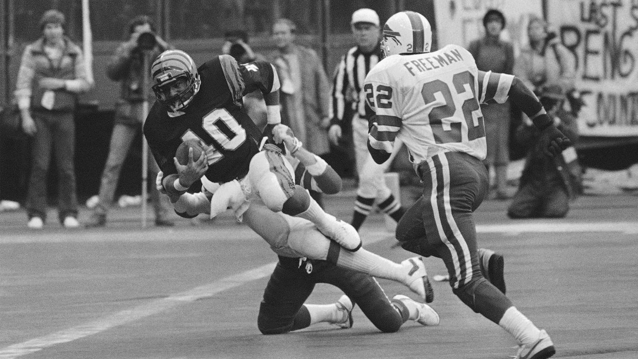 Cincinnati Bengals quarterback Ken Anderson, (14) releases the ball as New  York Jets' Kenny Neil (77)