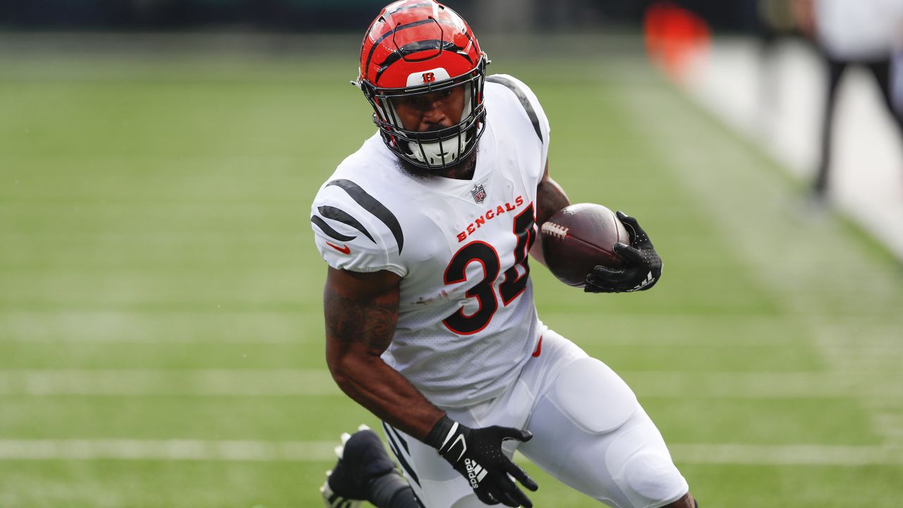 East Rutherford, New Jersey, USA. 3rd Nov, 2021. Cincinnati Bengals safety  Vonn Bell (24) during a NFL football game against the New York Jets at  MetLife Stadium in East Rutherford, New Jersey.