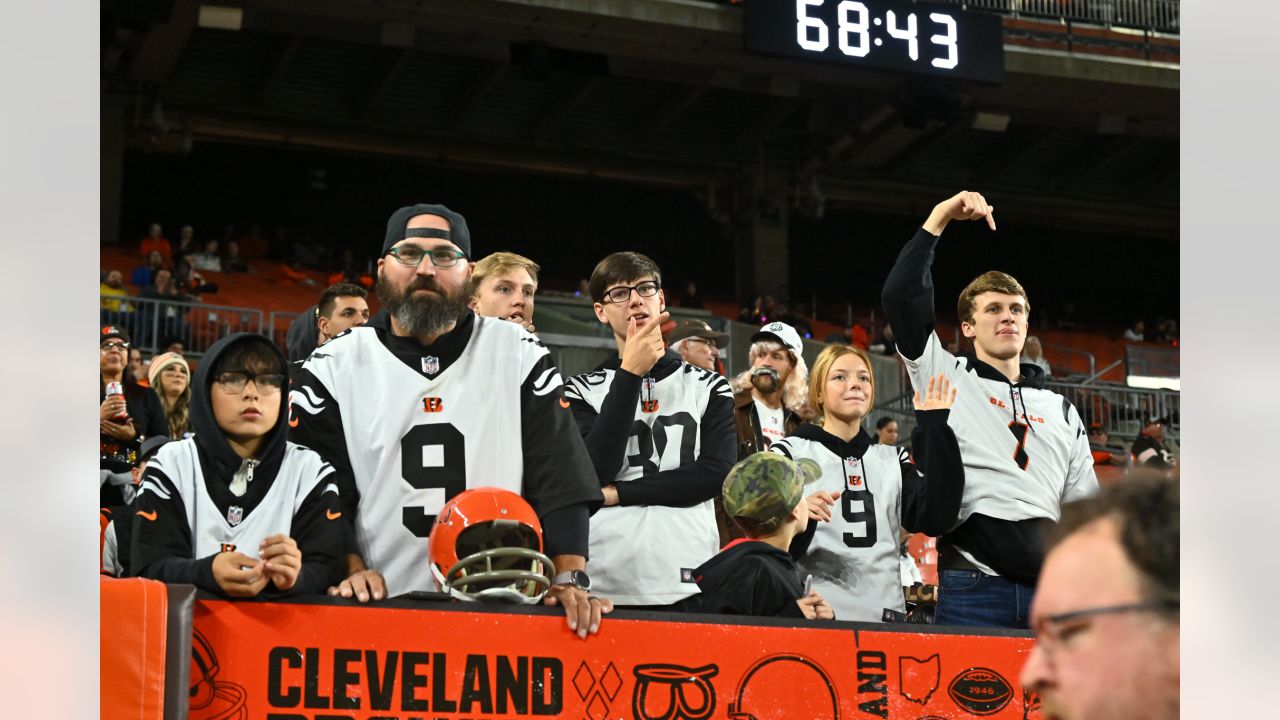 Cincinnati Bengals vs. Cleveland Browns. Fans support on NFL Game.  Silhouette of supporters, big screen with two rivals in background Stock  Photo - Alamy