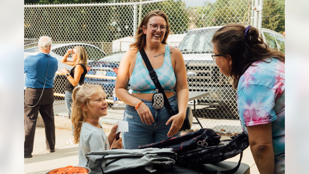 Bengals' Sam Hubbard distributing backpacks to students