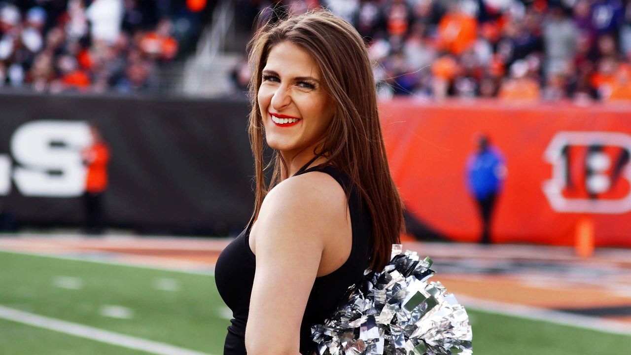 A Cincinnati Bengals cheerleader performs before an NFL football game  against the Baltimore Ravens, Sunday, Jan. 3, 2016, in Cincinnati. (AP  Photo/Frank Victores Stock Photo - Alamy