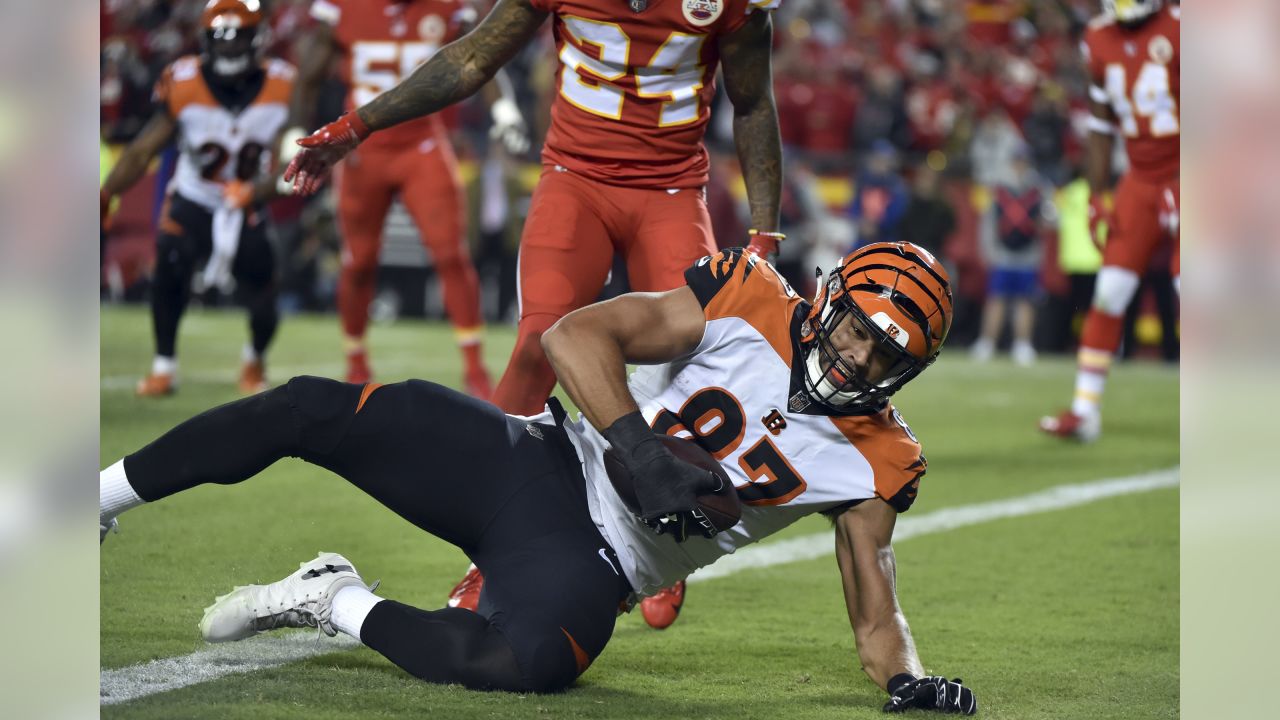 Cincinnati Bengals tight end C.J. Uzomah arrives to Week 16 game dressed as  Buddy the Elf