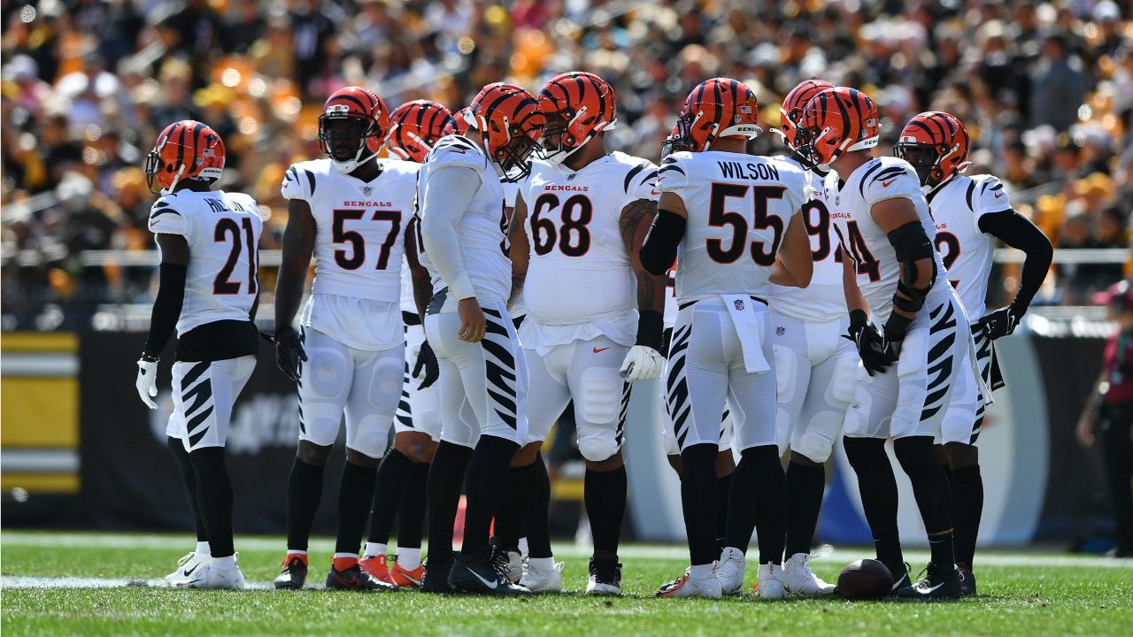 Cincinnati Bengals defensive end B.J. Hill (92) warms up before an NFL  football game against the Pittsburgh Steelers, Sunday, Sept. 26, 2021, in  Pittsburgh. (AP Photo/Justin Berl Stock Photo - Alamy