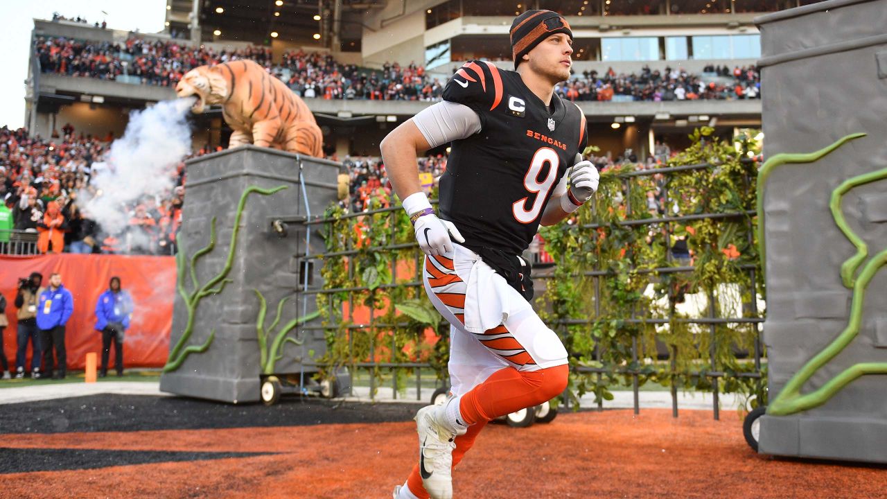 Jauan Jennings runs as Bengals cornerback Chidobe Awuzie (22