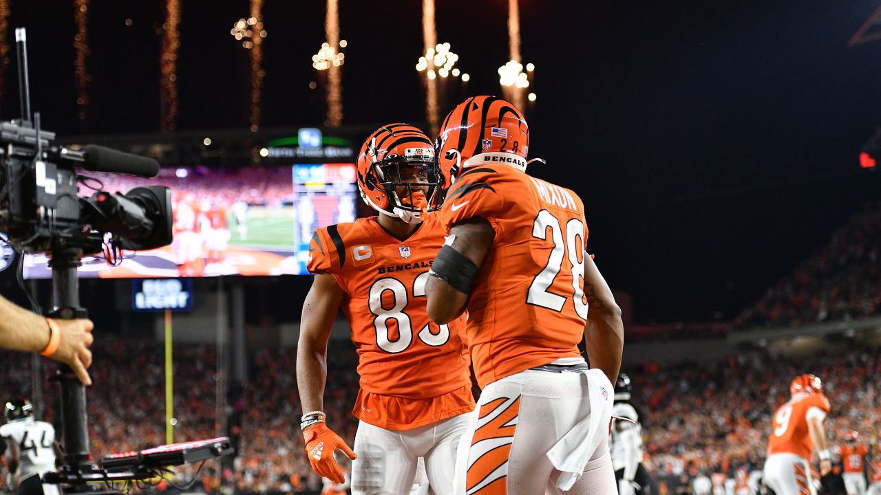 Jacksonville Jaguars' James Robinson (25) is tackled by Cincinnati Bengals'  Vonn Bell (24) during the first half of an NFL football game, Thursday,  Sept. 30, 2021, in Cincinnati. (AP Photo/Michael Conroy Stock Photo - Alamy