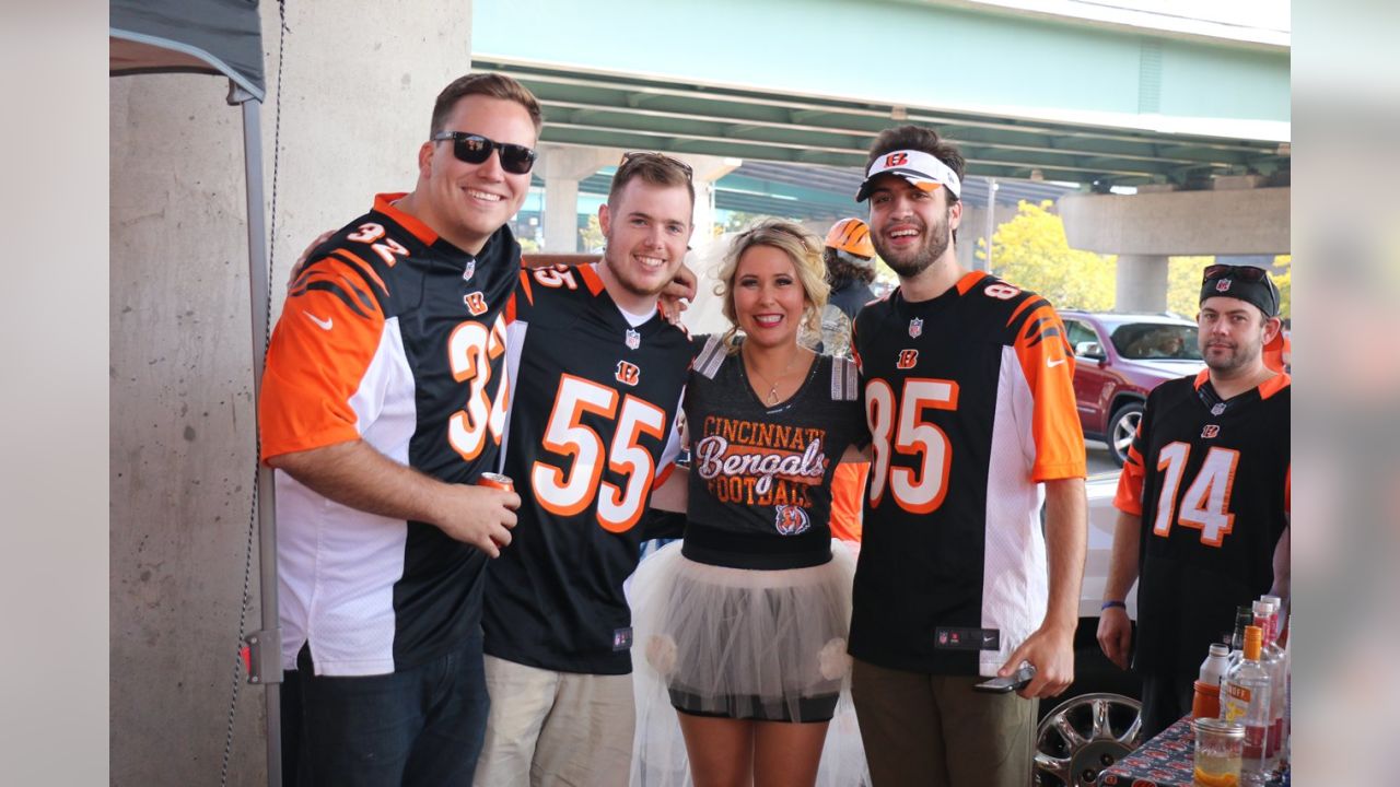 Bengals Fans Marry at Tailgate Ceremony