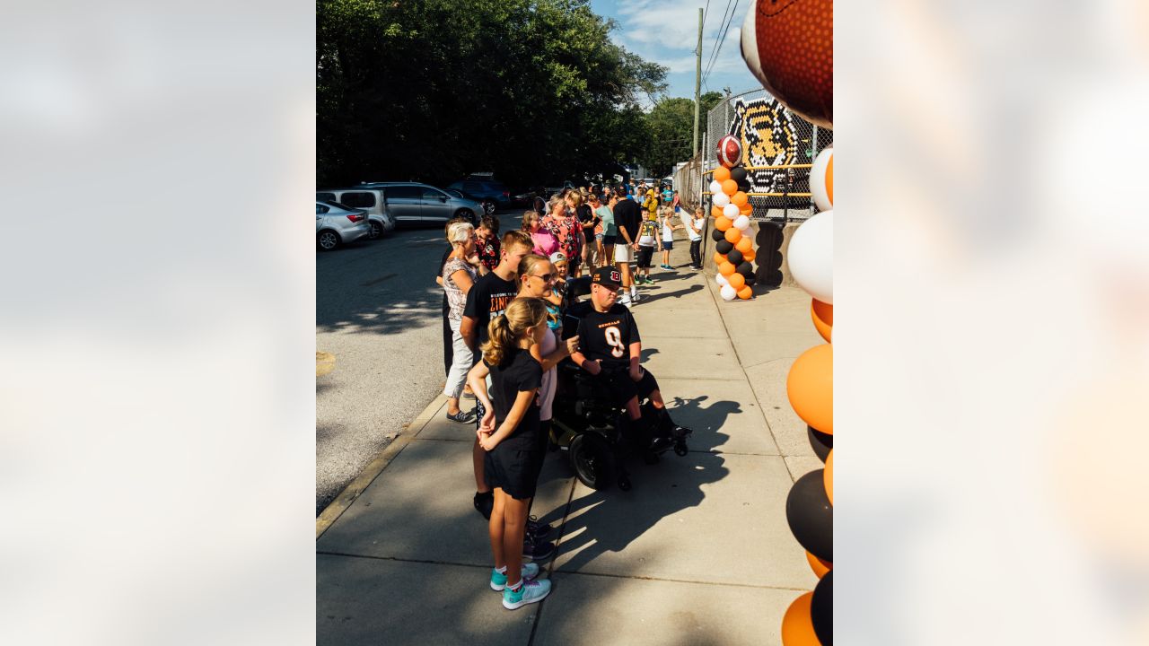 Bengals' Sam Hubbard distributing backpacks to students