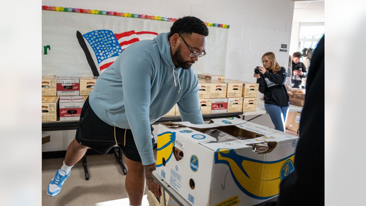 Bengals' Sam Hubbard gives back to hometown with Thanksgiving giveaway