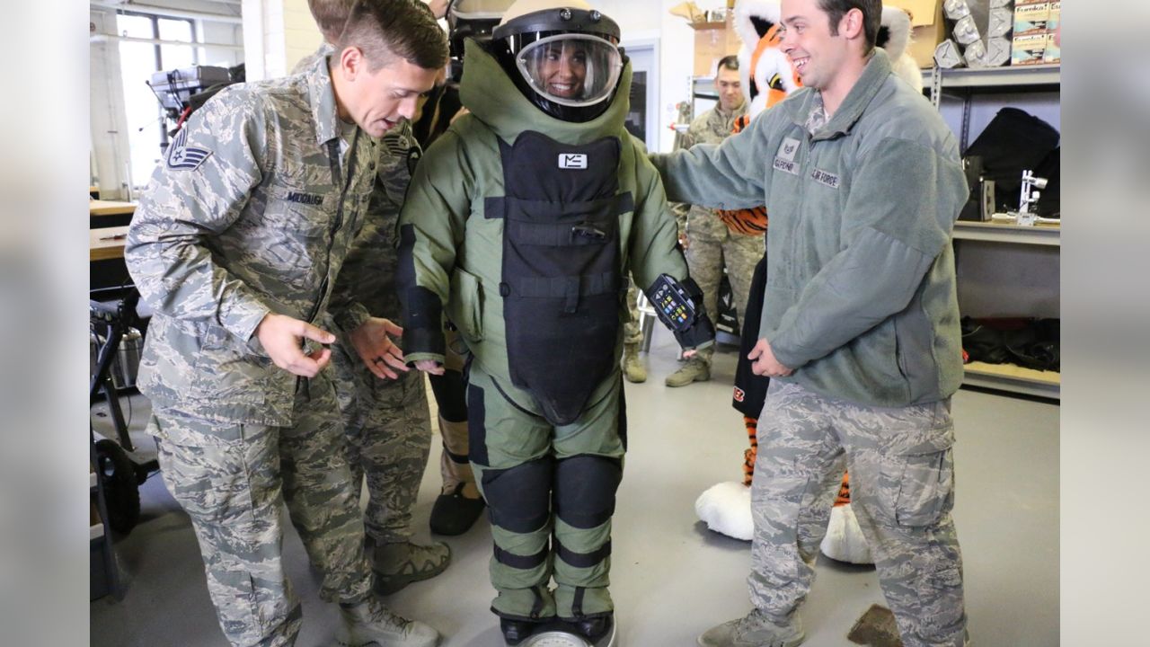 Cincinnati Bengals rookies visit WPAFB > Wright-Patterson AFB > Article  Display