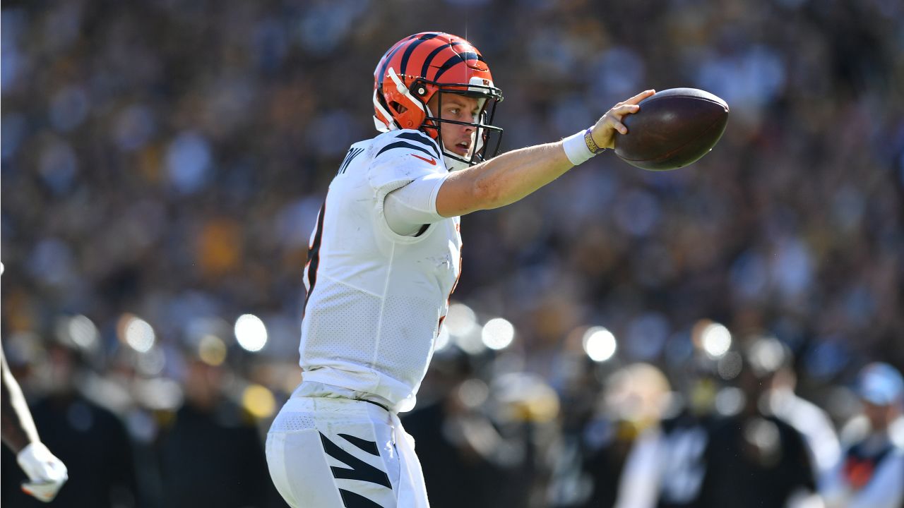 Cincinnati Bengals defensive end B.J. Hill (92) warms up before an NFL  football game against the Pittsburgh Steelers, Sunday, Sept. 26, 2021, in  Pittsburgh. (AP Photo/Justin Berl Stock Photo - Alamy