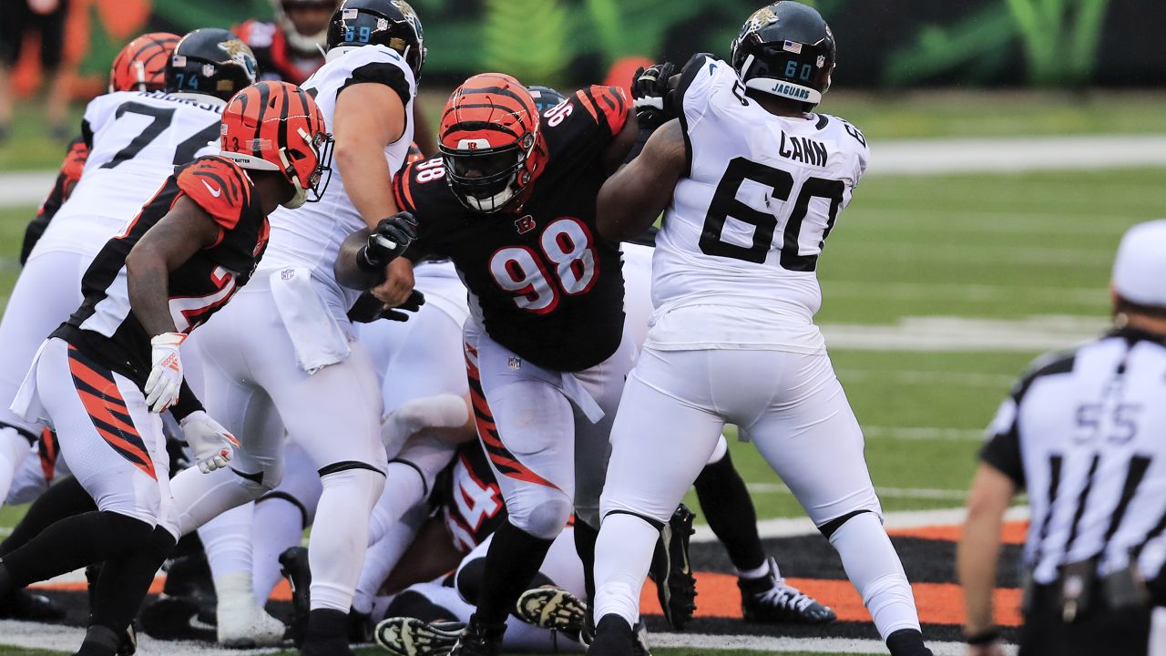 Cincinnati Bengals defensive tackle DJ Reader (98) leaves the field after  an NFL football game against the Baltimore Ravens, Sunday, Jan. 8, 2023, in  Cincinnati. (AP Photo/Jeff Dean Stock Photo - Alamy