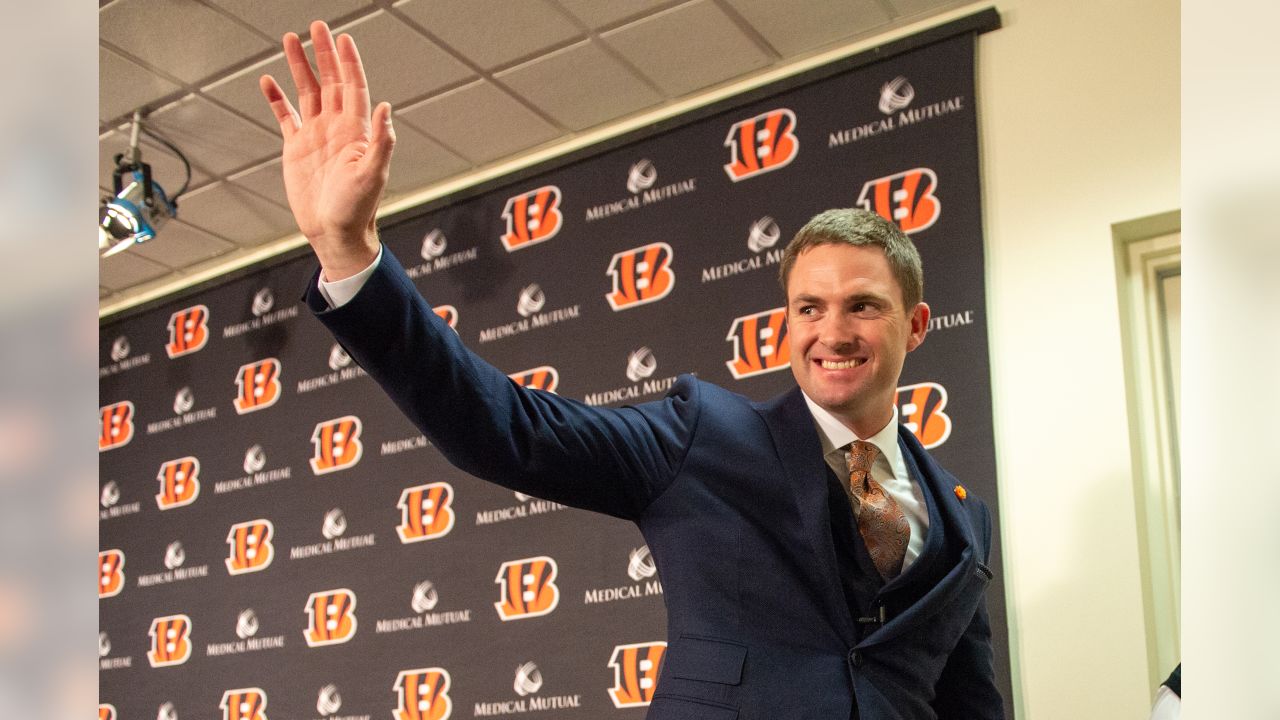 PHOTOS: Cincinnati Bengals Coach Zac Taylor visits Hamilton cancer center