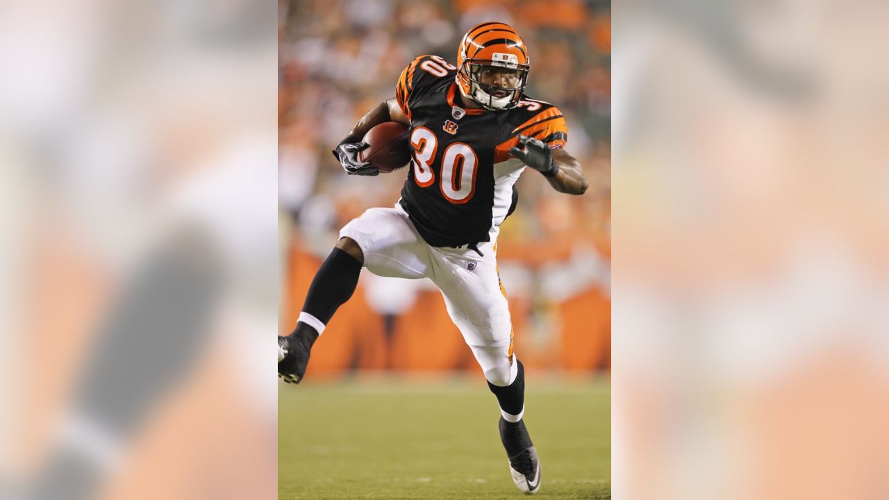 Cincinnati Bengals running back Cedric Peerman practices before an NFL  football game against the St. Louis Rams, Sunday, Nov. 29, 2015, in  Cincinnati. (AP Photo/Gary Landers Stock Photo - Alamy