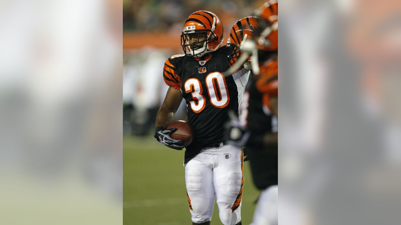 Cincinnati Bengals running back Cedric Peerman practices before an NFL  football game against the St. Louis Rams, Sunday, Nov. 29, 2015, in  Cincinnati. (AP Photo/Gary Landers Stock Photo - Alamy