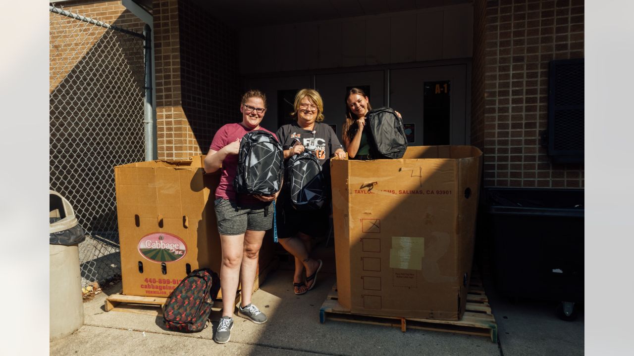 Bengals' Sam Hubbard distributing backpacks to students