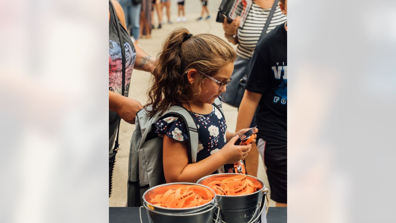 Bengals' Sam Hubbard distributing backpacks to students