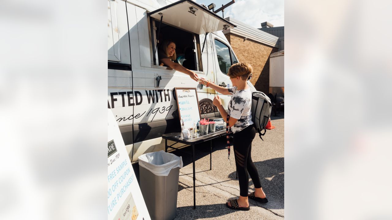 Bengals' Sam Hubbard distributing backpacks to students