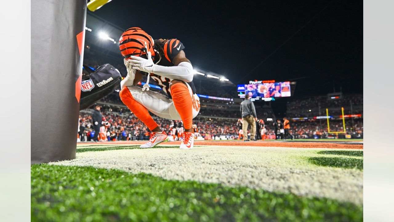 Cincinnati Bengals tight end Hayden Hurst (88) runs off the field after an  NFL wild-card football game against the Baltimore Ravens on Sunday, Jan.  15, 2023, in Cincinnati. (AP Photo/Emilee Chinn Stock