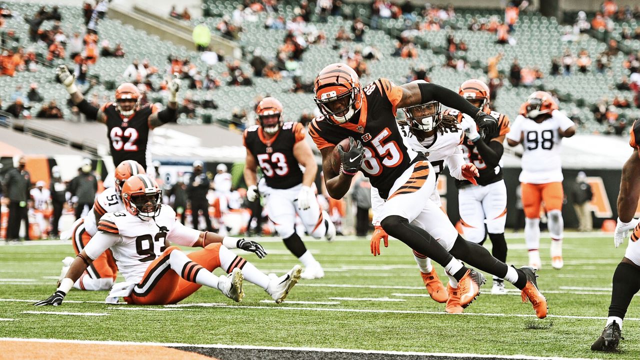 Cincinnati Bengals' Samaje Perine (34) runs past Cleveland Browns' John  Johnson III (43) during the second half of an NFL football game, Sunday,  Dec. 11, 2022, in Cincinnati. (AP Photo/Aaron Doster Stock Photo - Alamy