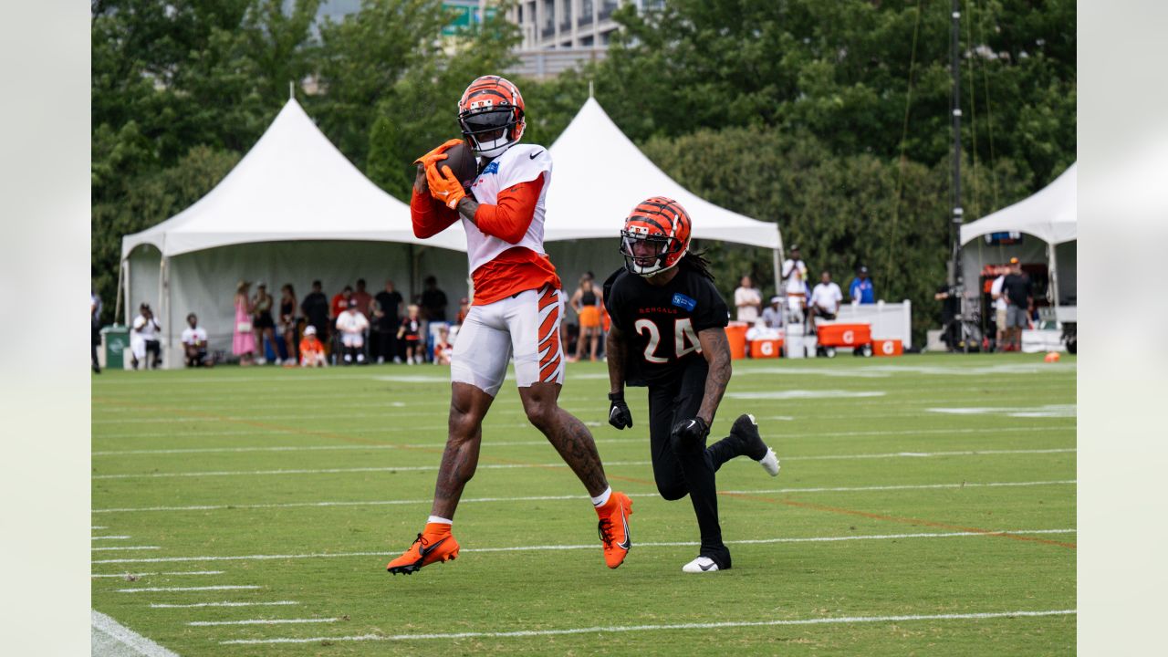 Cincinnati Bengals' Joe Burrow (9) gestures to Ja'Marr Chase (1) during the  NFL football team's training camp, Thursday, July 27, 2023, in Cincinnati.  (AP Photo/Jeff Dean Stock Photo - Alamy